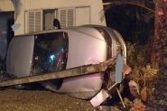 Carro colide em poste, capota e invade p�tio de resid�ncia em Guabiruba