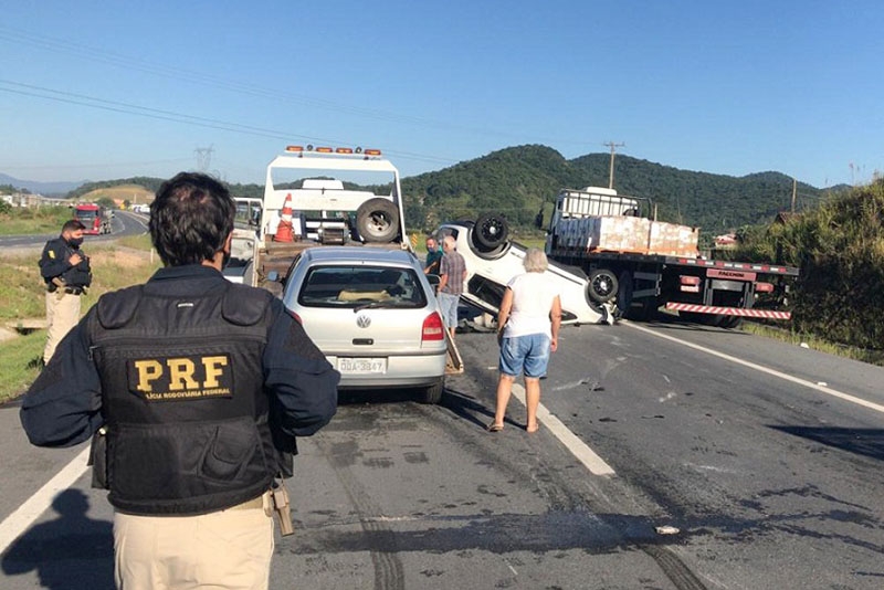 Carro capota na BR-470, entre Ilhota e Gaspar
