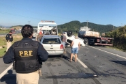 Carro capota na BR-470, entre Ilhota e Gaspar