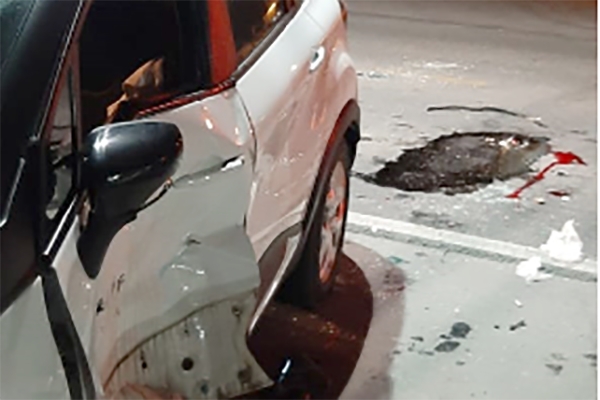 Jovem  levado ao hospital aps acidente entre carro e moto no Centro de Ilhota