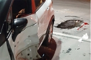Jovem  levado ao hospital aps acidente entre carro e moto no Centro de Ilhota