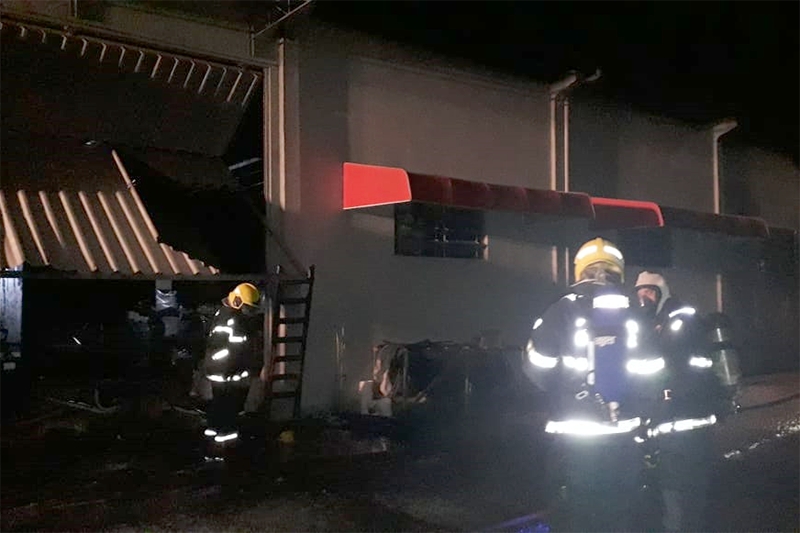 Incêndio atinge galpão no bairro Barracão, em Gaspar