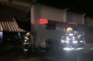 Inc�ndio atinge galp�o no bairro Barrac�o, em Gaspar