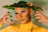 Drag queen de Gaspar  brilha nas redes sociais