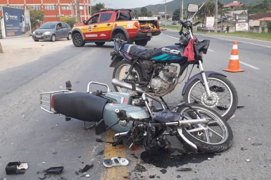 Colis�o entre duas motos deixa homens feridos no Santa Terezinha, em Gaspar