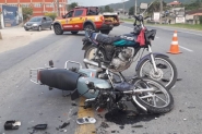 Colis�o entre duas motos deixa homens feridos no Santa Terezinha, em Gaspar