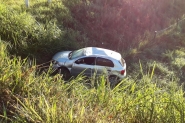 Sa�da de pista seguida de queda em ribanceira deixa motorista ferido no Bateias, em Gaspar