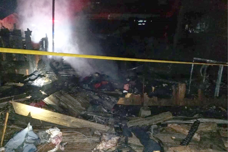 Inc�ndio destr�i casa no Centro de Ilhota