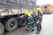 Bombeiros apagam inc�ndio em caminh�o e evitam que carga seja queimada em Gaspar