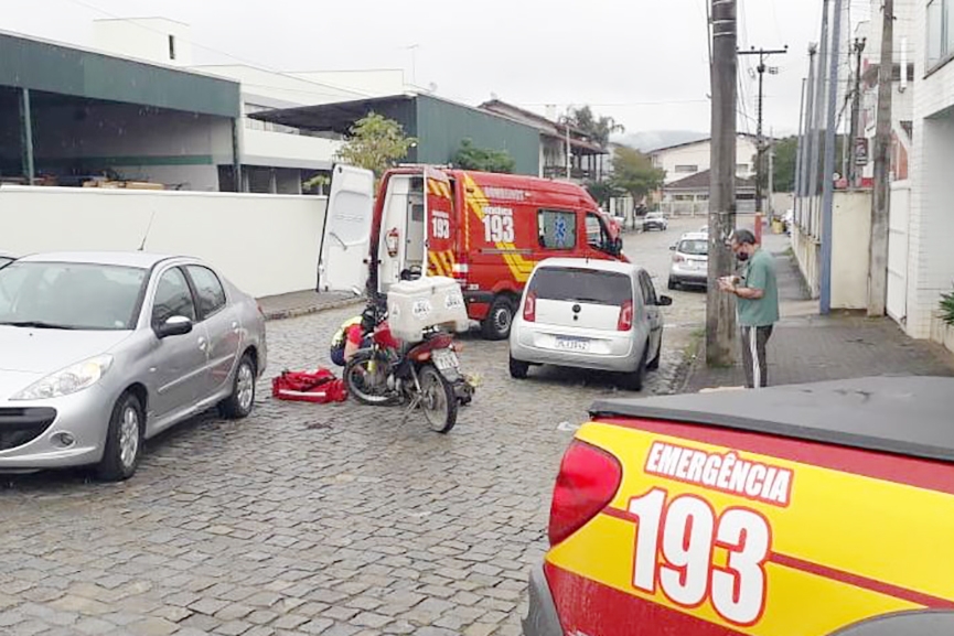 Mulher sofre fratura na perna ap�s acidente de moto em Gaspar