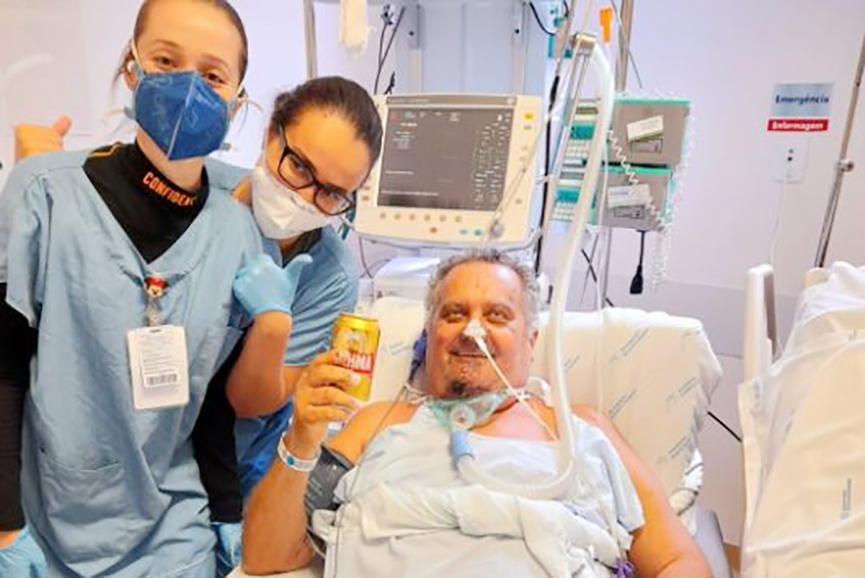 Paciente que teve grave quadro de coronav�rus comemora recupera��o com cerveja sem �lcool