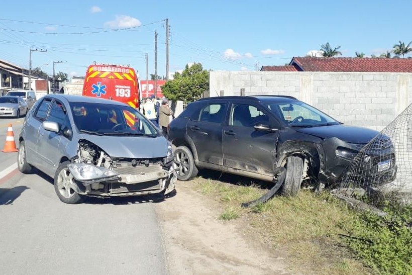 Idosa � levada ao hospital ap�s acidente entre carros no bairro Coloninha, em Gaspar