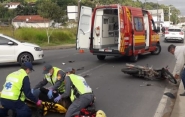 Mulher � levada ao hospital ap�s acidente entre carro e moto no bairro Gaspar Grande
