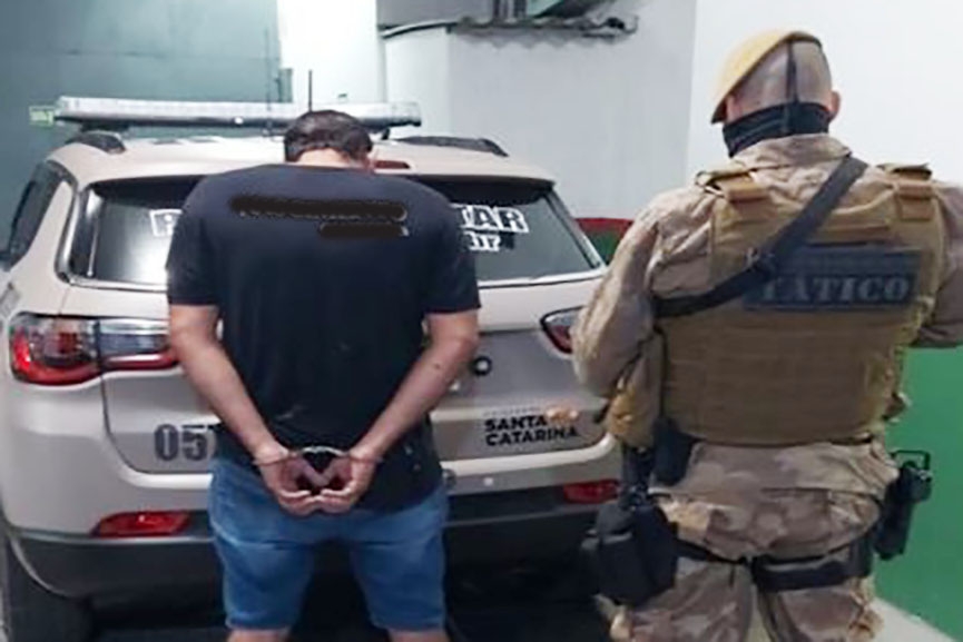 PPT de Gaspar prende no bairro Coloninha homem foragido da justi�a pelo crime de roubo