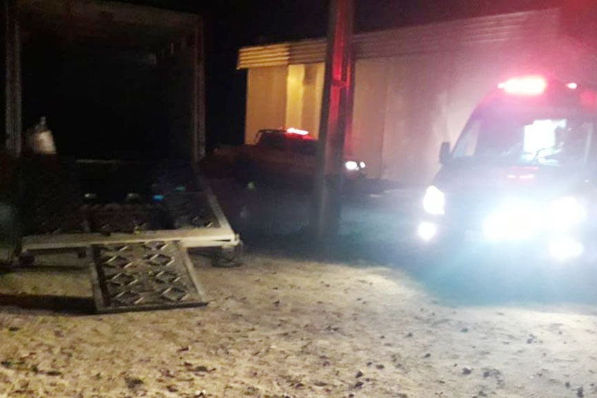 Homem fica ferido ap�s sofrer acidente com plataforma traseira de caminh�o em Gaspar