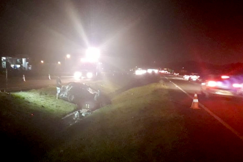 Ve�culo com quatro pessoas capota na BR-470, em Gaspar