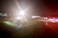 Ve�culo com quatro pessoas capota na BR-470, em Gaspar