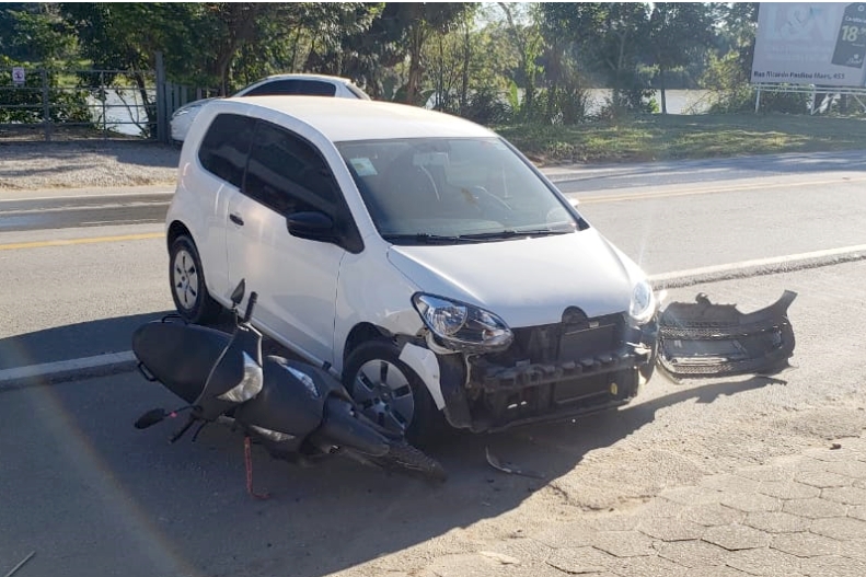 Acidente entre carro e moto deixa mulher ferida no Centro de Ilhota