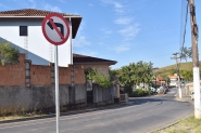 Prefeitura de Ilhota implanta novas placas de sinaliza��o ap�s mudan�a no sentido de ruas no Centro