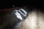 Motorista colide contra poste e capota carro no bairro Arraial D'Ouro, em Gaspar