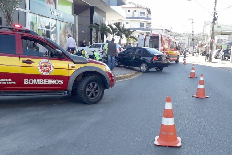 Colis�o entre carro e moto deixa homem ferido no Centro de Gaspar