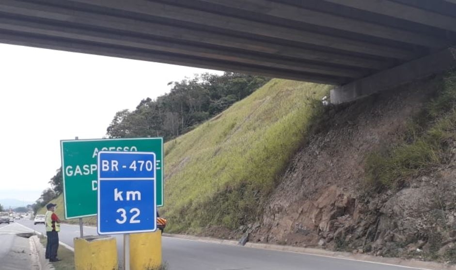 Homem � levado ao hospital em estado grave ap�s ser encontrado ca�do na BR-470, em Gaspar
