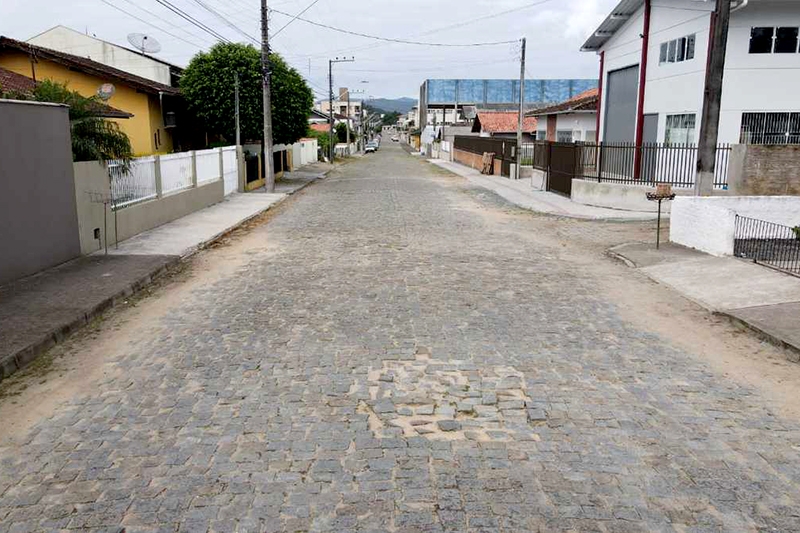 Prefeito autoriza obras de pavimenta��o na rua da escola Norma M�nica Sabel