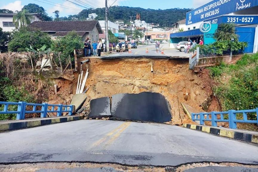 Cabeceira de ponte cai e motorista escapa por fra��o de segundos em Brusque