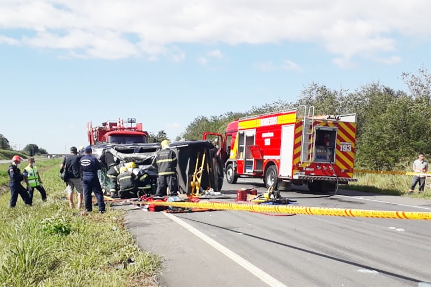 Mulher fica presa �s ferragens ap�s colis�o e capotamento na BR-470, em Ilhota
