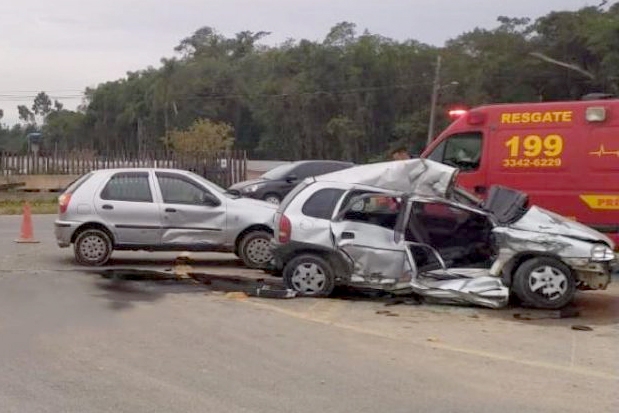Grave acidente de tr�nsito mata duas pessoas na BR-470, em Navegantes