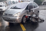 Colis�o entre carro e moto deixa homem ferido no bairro Margem Esquerda, em Gaspar