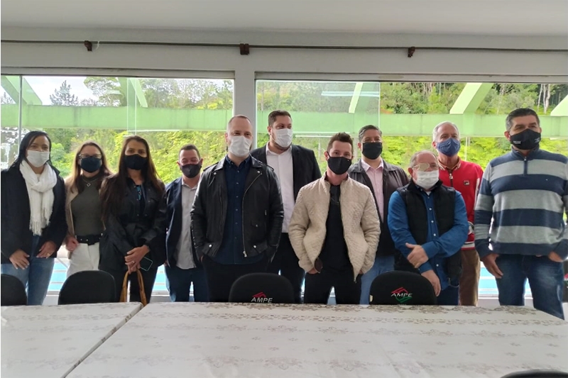 Comitiva gasparense participa do 55� Proneg�cio de Brusque 