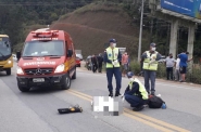 Motociclista morre ap�s colidir contra carro e ser atropelado por caminh�o em Gaspar