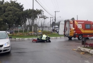 Mulher � levada ao hospital ap�s acidente no bairro Margem Esquerda, em Gaspar
