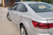 Acidente entre carro e moto deixa jovem ferido no Centro de Ilhota