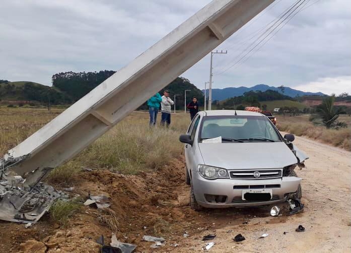 Colis�o de carro contra poste deixa motorista ferido no bairro Lagoa, em Gaspar