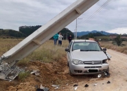 Colis�o de carro contra poste deixa motorista ferido no bairro Lagoa, em Gaspar