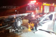 Colis�o entre carro e caminh�o guincho deixa mulher ferida em Gaspar