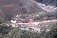Sobras de materiais de constru��o s�o jogadas �s margens de rua do Belchior Baixo, em Gaspar
