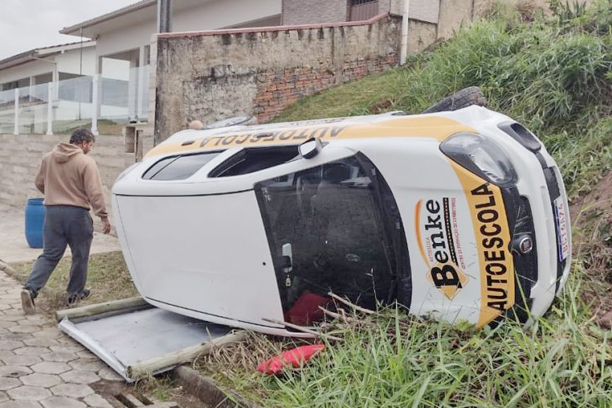 Aluna tomba carro de autoescola durante prova de habilita��o em Gaspar