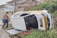 Aluna tomba carro de autoescola durante prova de habilita��o em Gaspar