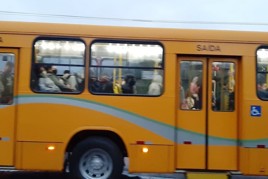 Alunos voltam da escola sentados em ch�o de �nibus lotado em Gaspar