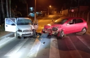 Colis�o frontal deixa tr�s feridos no Centro de Ilhota