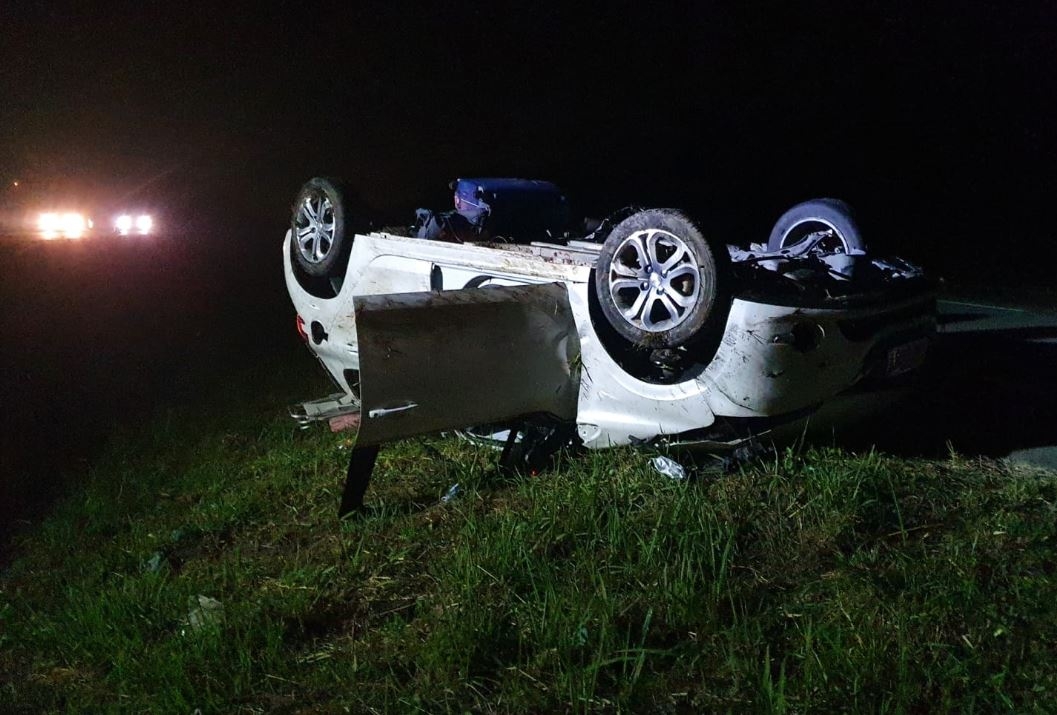 Motorista fica ferida ap�s capotar carro na BR-470, em Ilhota