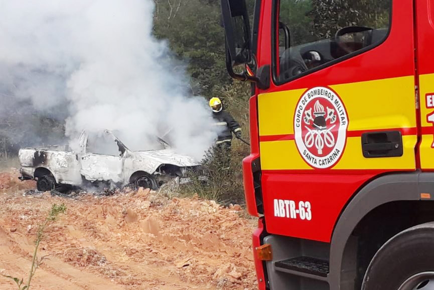 Carro � completamente destru�do por inc�ndio no bairro Barrac�o, em Gaspar