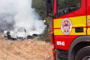Carro � completamente destru�do por inc�ndio no bairro Barrac�o, em Gaspar