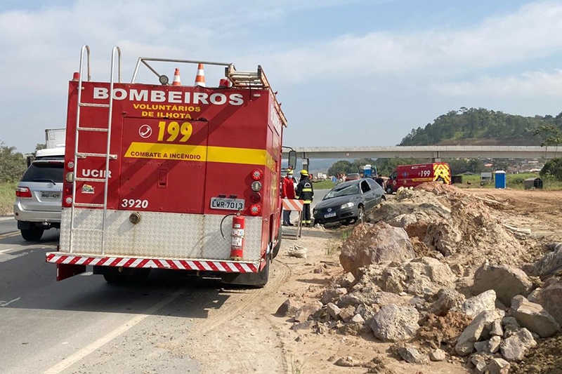 Colis�o seguida de capotamento envolve dois carros na BR-470, em Ilhota
