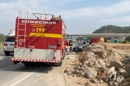 Colis�o seguida de capotamento envolve dois carros na BR-470, em Ilhota