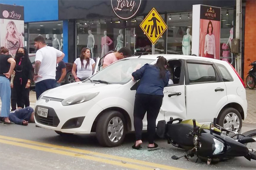 Motociclista voa por cima de carro ap�s colis�o no Centro de Ilhota
