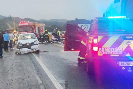 Colis�o entre caminh�o e carros deixa um morto na BR-470, em Ilhota